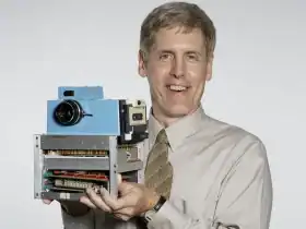 ستيف ساسون- مخترع أول كاميرا رقمية- مصدر الصورة bbc